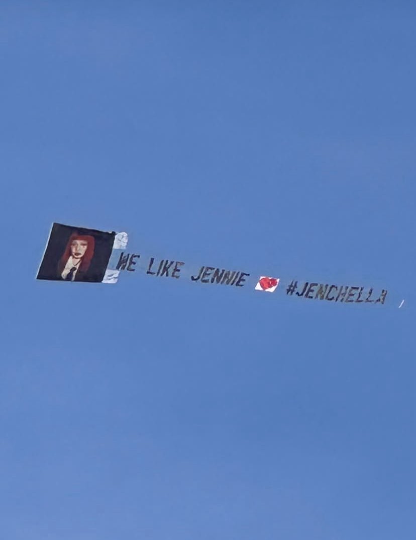 jnkimsgirl's tweet photo. Readyyy for JENCHELLA round 2! Outfit check inspired by mama 😎 tried to have a pic while the jenchella skybanner was up in the sky 🤣 anw, see you in an hour love @jennierubyjane !!! i know you gonna eat the stage againnn 🫰🏼

JENNIE RUNS COACHELLA 
#JENCHELLA #JENCHELLA2025 https://t.co/zYT6bRykvM