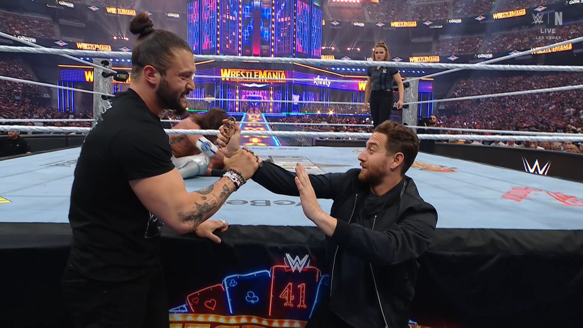 RhodesKotaEra's tweet photo. KARRION KROSS GETS A HUGE POP FROM THE WRESTLEMANIA CROWD #WRESTLEMANIA https://t.co/qlcW9T139w