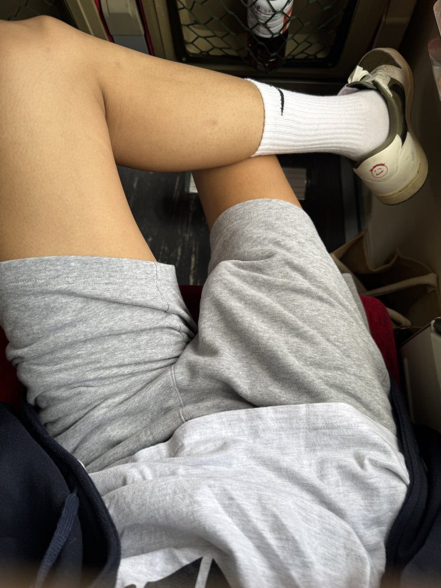 Adam106969's tweet photo. 搭個火車睡著 醒來發現勃起了⋯ 
旁邊坐一個女的 有夠尷尬
馬上翹腳但沒任何效果🤦🏻‍♂���
重點是還消不了⋯ 等等就要下車我是要怎麼站起來🥹 
晚點 #台南 有人要來 #蕉流 認識一下嗎～ https://t.co/KZEn1BI6Qz