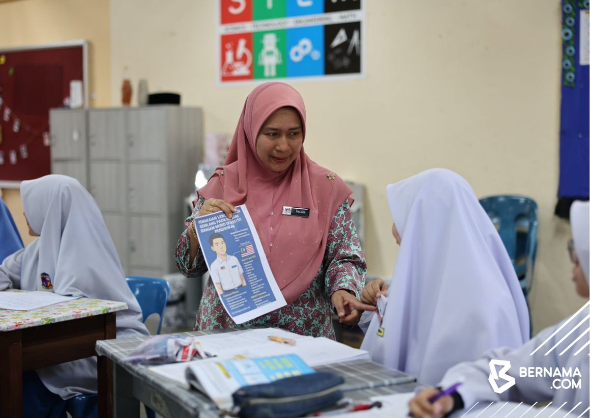 bernamadotcom's tweet photo. Menteri Pendidikan Fadhlina Sidek hadir pada Majlis Simbolik Pemakaian Lencana Jalur Gemilang di Sekolah Menengah Kebangsaan Datuk Haji Ahmad Badawi, Kepala Batas, Pulau Pinang hari ini.

📸 Ariff Sarbri | BERNAMA 

#BernamaNews #BernamaImages https://t.co/Q7x9iGO5dt