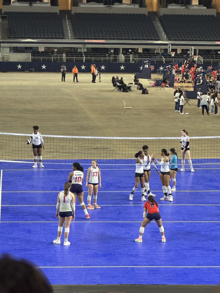 GracynTaylor17's tweet photo. Before we hit the court at LoneStar next weekend… we got to scrimmage SLAM at AT&T Stadium.
#17setter #Allegiant17Blue https://t.co/xsQai2eAt3