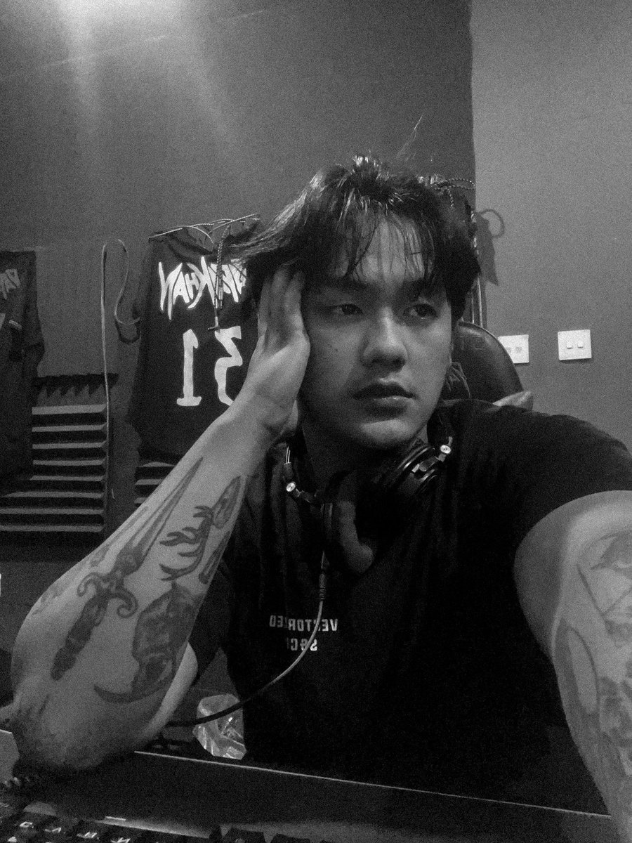 fotonya di studio terus soalnya gapunya temen