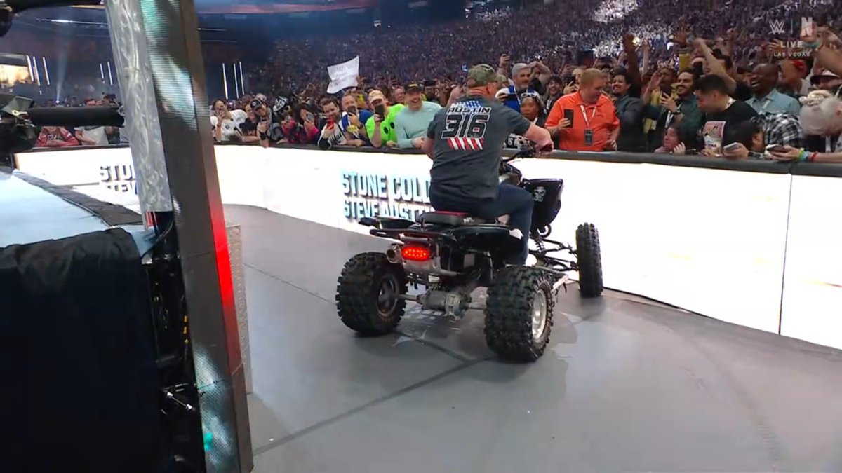 Not Stone Cold Steve Austin with the vehicular homicide on a fan 🤣
#wrestlemania #Night2
