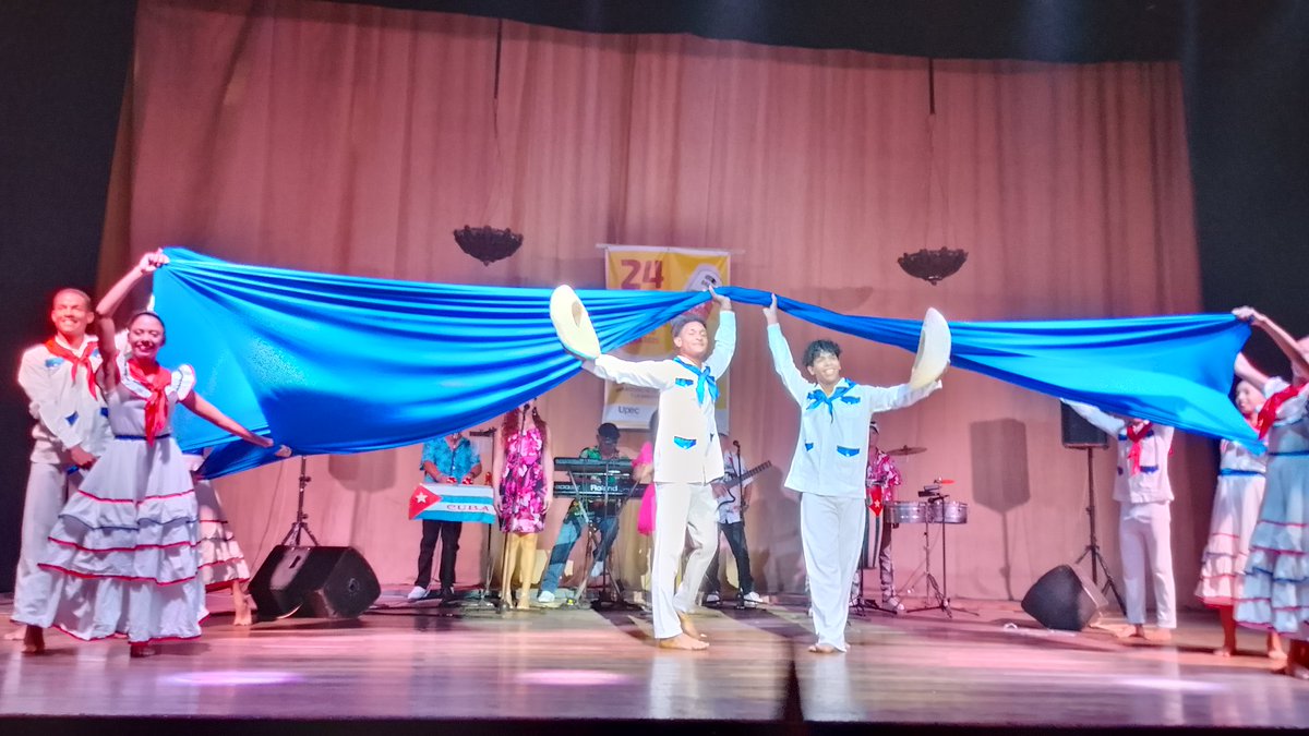 ELeyva63647's tweet photo. Con la buena música de la agrupación Yawar y la excelente presentacion del grupo NC Dance, inicio la Vigésimo cuarta bienal internacional del humor con un acto oficial en el cine teatro circulo de Artesanos.
#24nbienalinternacionalde
#SanAntonioDeLosBaños
#simplementejuntos https://t.co/q9ERFynidW