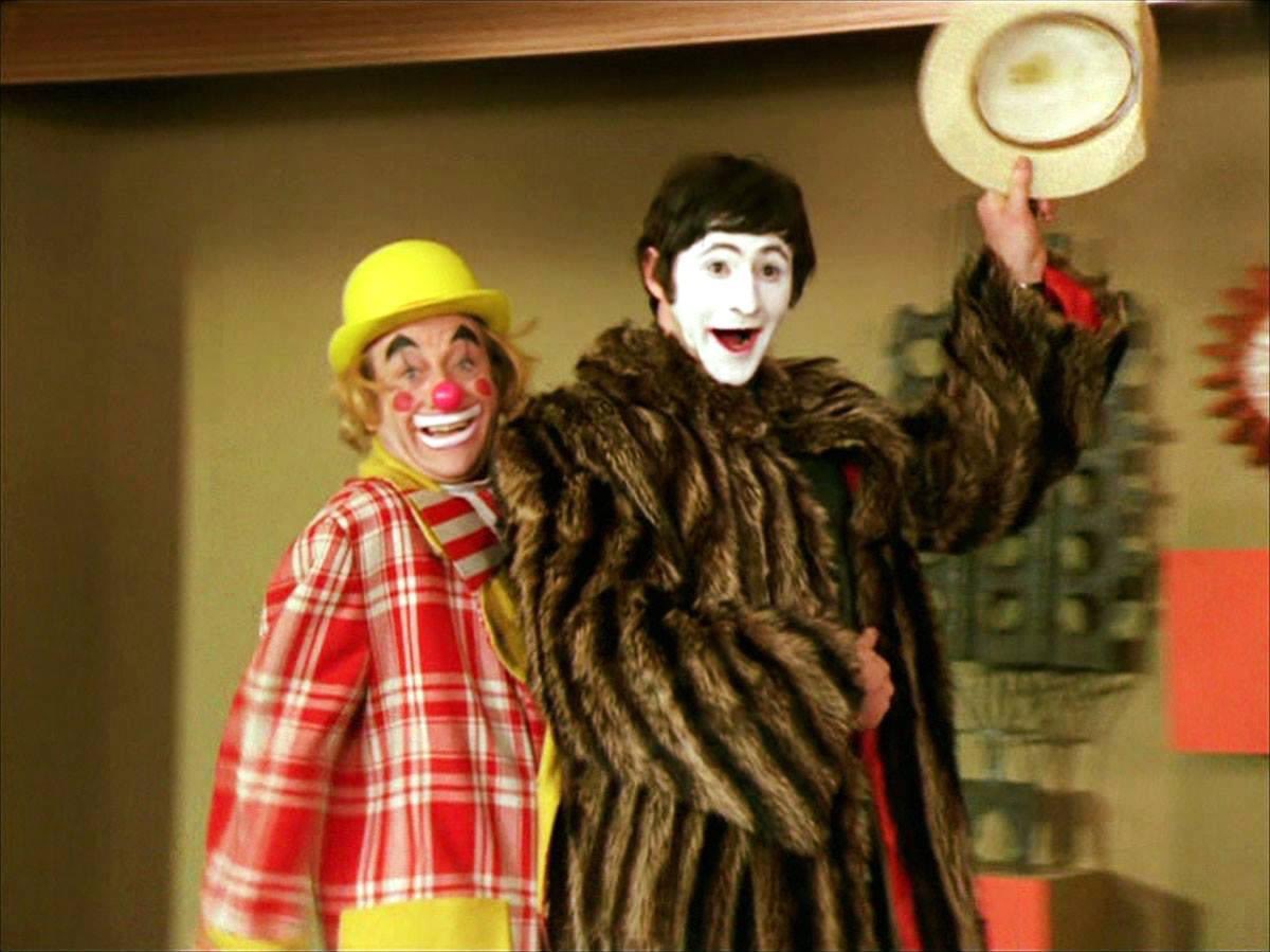 TimeLordDrew61's tweet photo. This Easter Monday how do you eat your Easter Eggs! Avenger Style of course. #TheAvengers #JohnSteed #PatrickMacnee #TaraKing #LindaThorson #JohnCleese #LookStopMeIfYouveHeardThisOneButThereWereTheseTwoFellas https://t.co/PwFWjTPKEm