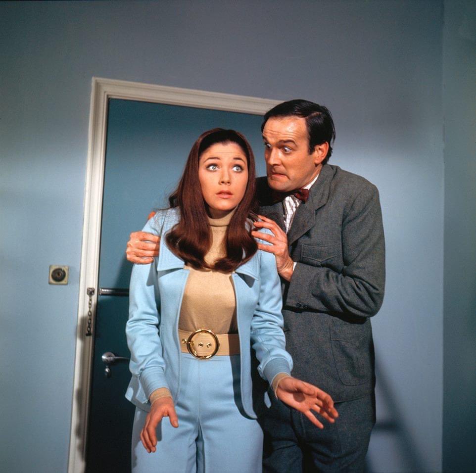 TimeLordDrew61's tweet photo. This Easter Monday how do you eat your Easter Eggs! Avenger Style of course. #TheAvengers #JohnSteed #PatrickMacnee #TaraKing #LindaThorson #JohnCleese #LookStopMeIfYouveHeardThisOneButThereWereTheseTwoFellas https://t.co/PwFWjTPKEm