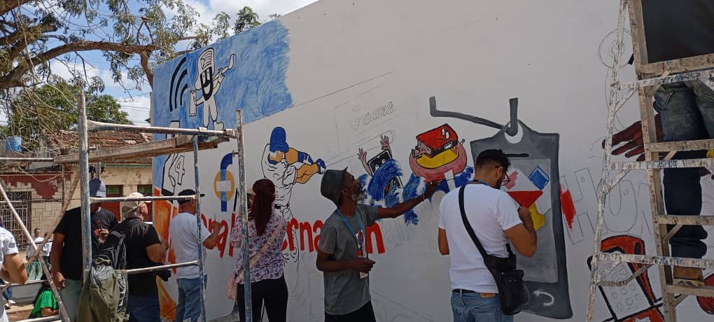 ELeyva63647's tweet photo. Un nuevo Mural que engalana el parque del humor del Ariguanabo, atractivo para los nuevos tiempos.
Disfrutemos del Regalo de la caricaturista.
#24nbienalinternacionalde
#SanAntonioDeLosBaños
#simplementejuntos https://t.co/teG5Wg2VtT