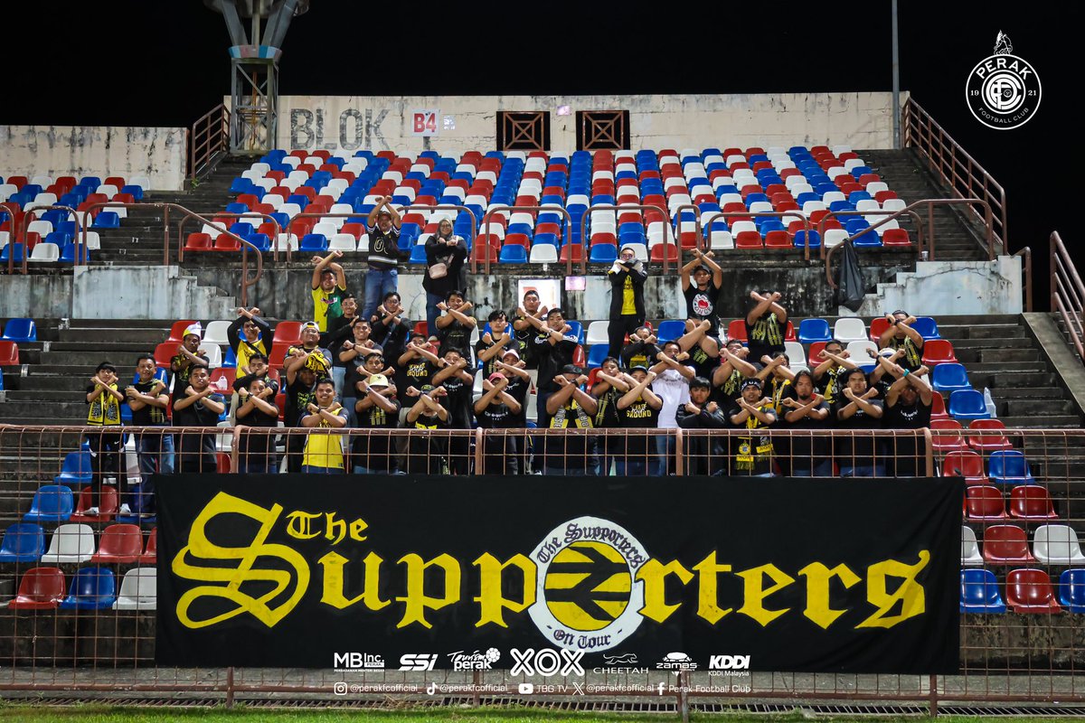 perakfcofficial's tweet photo. Terima kasih tidak terhingga kepada para penyokong setia Perak FC yang sanggup terbang jauh ke Sabah demi memberikan sokongan padu buat kali terakhir untuk musim 2024/25.

Semangat dan kesetiaan komer adalah nadi kekuatan pasukan. https://t.co/gf70PjIUSP