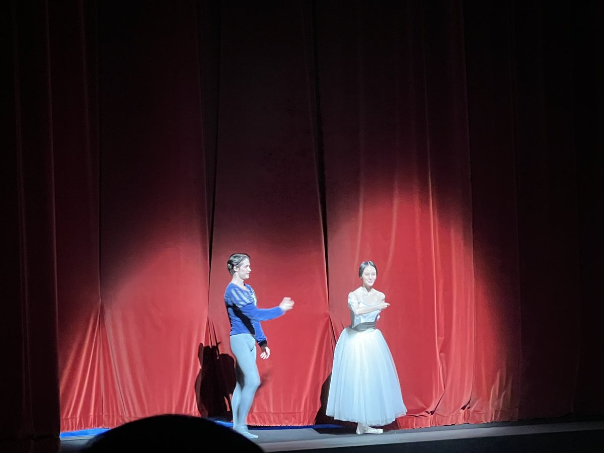 지난 토요일 유니버설 발레단의 <지젤> 공연을 보고 왔습니다. 1841년 파리에서 초연된 지젤이 20세기 들어 가장 사랑받는 레퍼토리로 자리잡게 된 계기는 댜길레프의 발레 뤼스였습니다. 특히 1911년 1월 상트페테르부르크 무대에 니진스키가 알브레히트로 데뷔할 때 그가 입었던 신체부위가 드러난