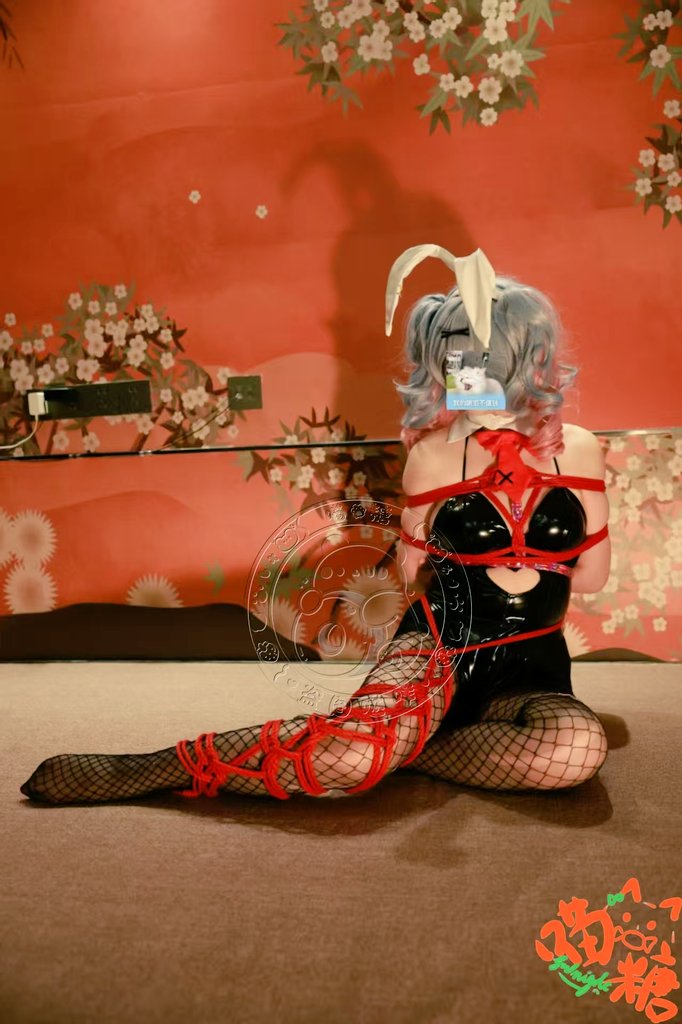 捕获一只性感的小兔子
小兔子:<a href="/MTang89367/">喵糖</a> 
缚手:我
摄影:<a href="/Sacright1/">一鸣</a>
场地:<a href="/XX_Shibari/">绳迹 Studio</a>