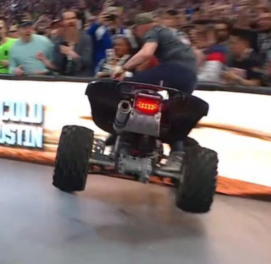 brienutbutter_'s tweet photo. Me on my way to the LIQUA STO #Wrestlemania https://t.co/DSB11sCTZU
