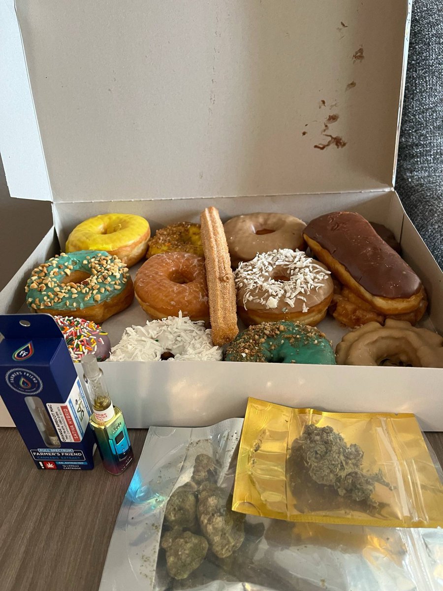 paycrysmarshall's tweet photo. Heavenly Donuts is fantastic for the munchies! 

#PDX420 #420day #420Vibes #Clowngirl #Tattoogirl #Altmodel #Altgirl #PDX #Clowndom #munchies #420blazeit #heavenlydonuts #boostevo #evo #drdabber #stonergirl https://t.co/A1y5oYMowW
