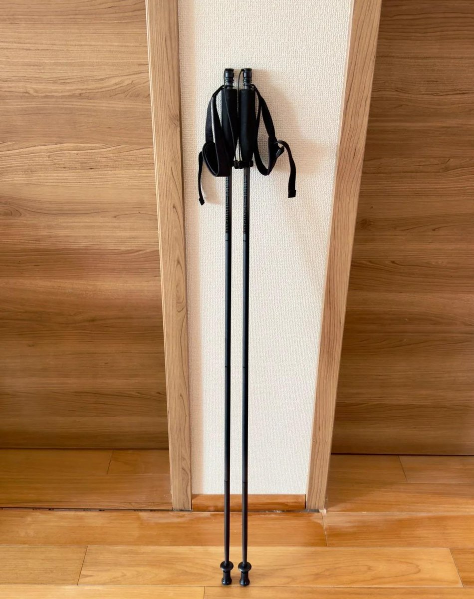 友達のEvernewトレッキングポールを見て、つられて買っちゃった！使い勝手はともかく（実際こういう固定長の杖ってどれも似たようなもんだし）、見た目がめっちゃオシャレなんですよね～