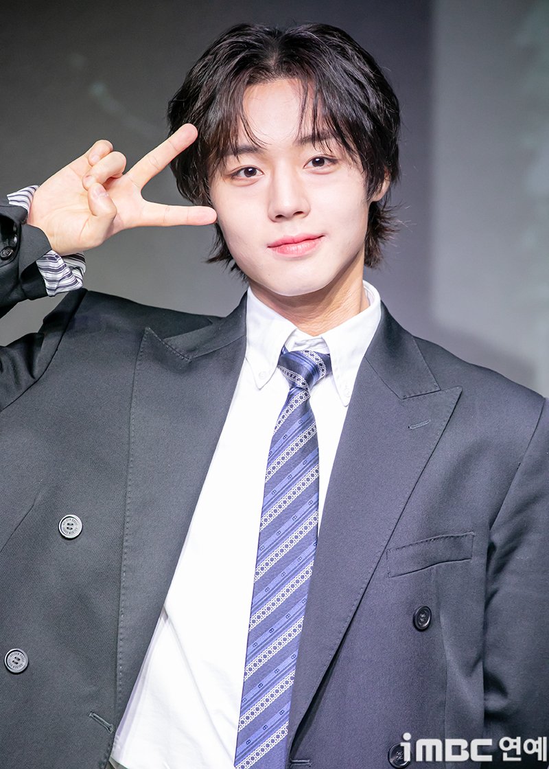 imbcenews's tweet photo. [포토] 박지훈, 변함없는 미모 
#약한영웅Class2 #WeakHeroClass2 #박지훈 #PARKJIHOON
#넷플릭스 #Netflix #제작발표회_250421 [iMBC연예]

박지훈, 려운, 최민영, 유수빈, 배나라, 이민재, 이준영 등이 출연한’ 약한영웅 Class 2’는 지난 2022년 센세이션을 일으키며 학원 액션 성장 드라마의 신기원을 연 ‘약한영웅 Class 1’의 두 번째 이야기. 오는 25일 공개.

⬇️고화질 Click Plz⬇️
https://t.co/mQrCCpktFp