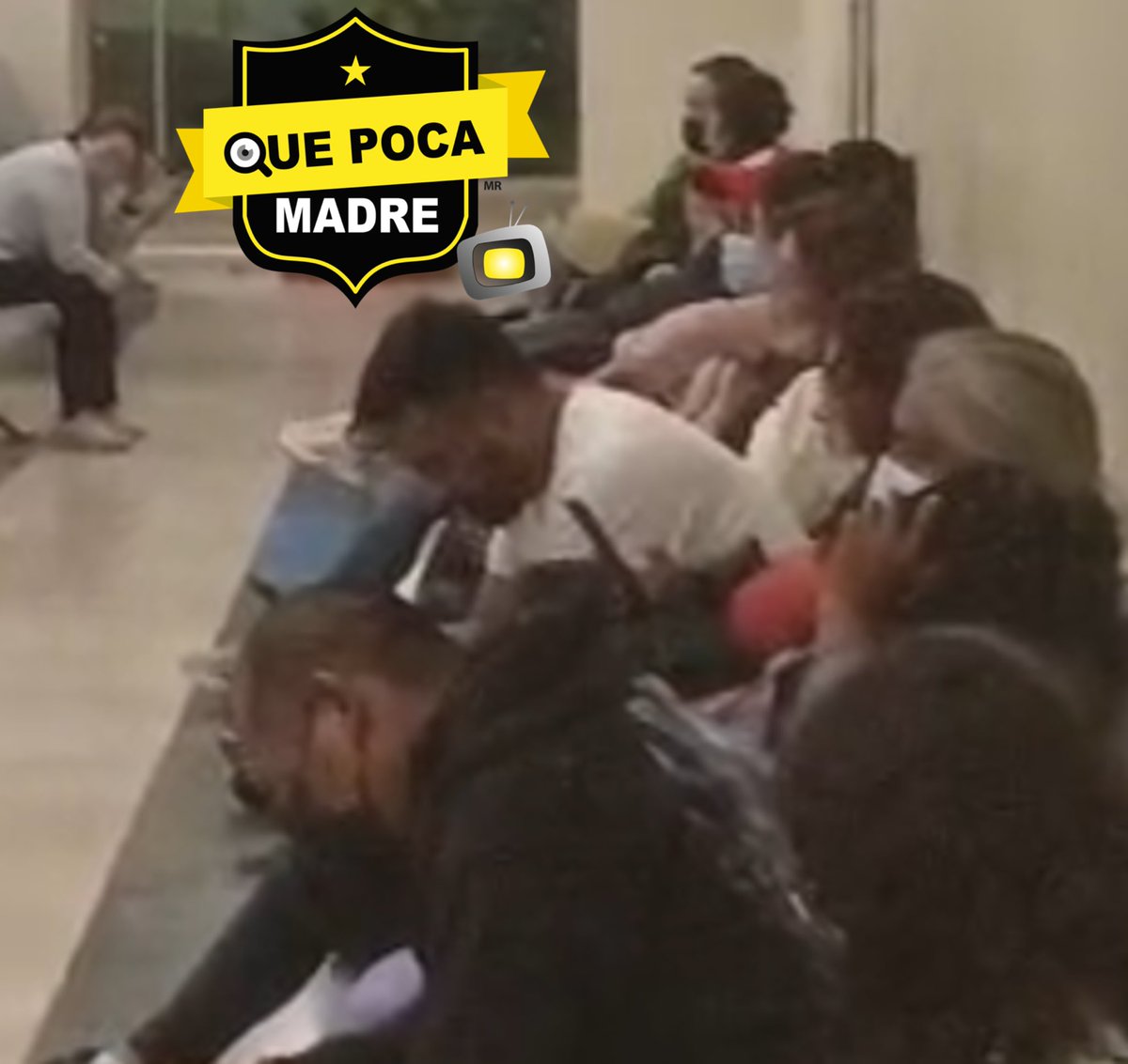 QuePocaMadre_Mx's tweet photo. 🧑‍⚕️🩺🩻Y SI LE PROHIBEN A LA SEÑORITA DEL #ISSEMYM QUE USE EL TELÉFONO EN SU HORARIO LABORAL Y LE DA FICHAS Y AGILIZA QUE ATIENDAN A LOS ENFERMOS RÁPIDAMENTE ⁉️😡😡

🚨😷#DenunciaCiudadana
 No es posible que esté tipo de personas nos traten como ellos quieran no hay doctores en urgencias del @Issemym y se enojan por qué se les pregunta a qué horas nos van a atender dos horas y media y nadie sale a atender a nadie la gente sintiéndose muy mal y esta señorita chateando risa y risa, que insensibilidad !! Aparte de que no hay doctores no hay medicinas, está pésima la salud y la atención aquí en el @Edomex