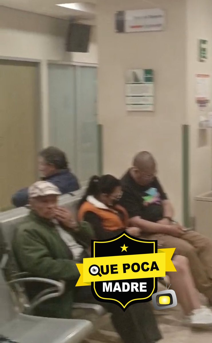 QuePocaMadre_Mx's tweet photo. 🧑‍⚕️🩺🩻Y SI LE PROHIBEN A LA SEÑORITA DEL #ISSEMYM QUE USE EL TELÉFONO EN SU HORARIO LABORAL Y LE DA FICHAS Y AGILIZA QUE ATIENDAN A LOS ENFERMOS RÁPIDAMENTE ⁉️😡😡

🚨😷#DenunciaCiudadana
 No es posible que esté tipo de personas nos traten como ellos quieran no hay doctores en urgencias del @Issemym y se enojan por qué se les pregunta a qué horas nos van a atender dos horas y media y nadie sale a atender a nadie la gente sintiéndose muy mal y esta señorita chateando risa y risa, que insensibilidad !! Aparte de que no hay doctores no hay medicinas, está pésima la salud y la atención aquí en el @Edomex