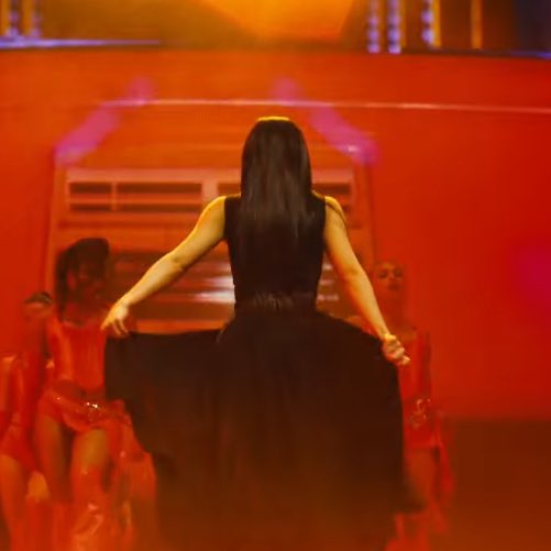 GENIUS9N's tweet photo. OH MY GOD JENNIE'S SHOULDERS????? 

JENNIE RUNS COACHELLA 
#JENCHELLA #JENCHELLA2025 https://t.co/2SGDi1XATh