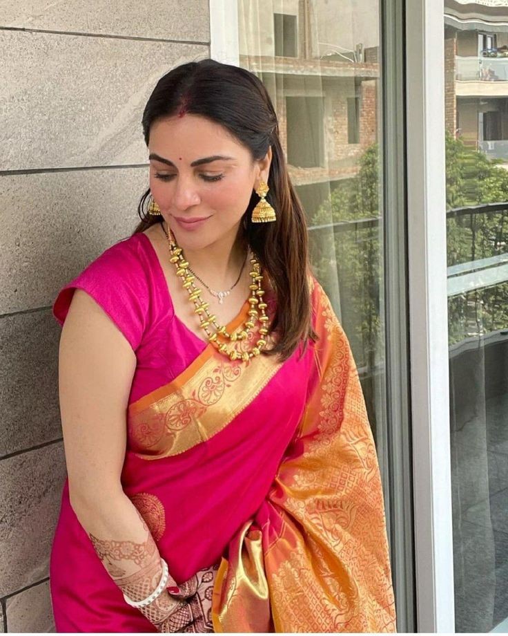 वो तेरा शहर, तेरे लोग, रिवायत तेरी...
तुम अगर गांव में होते तो हमारे होते...!!

#बज़्म 🌹🦋
#शायरा.... 🦋❤️✍️