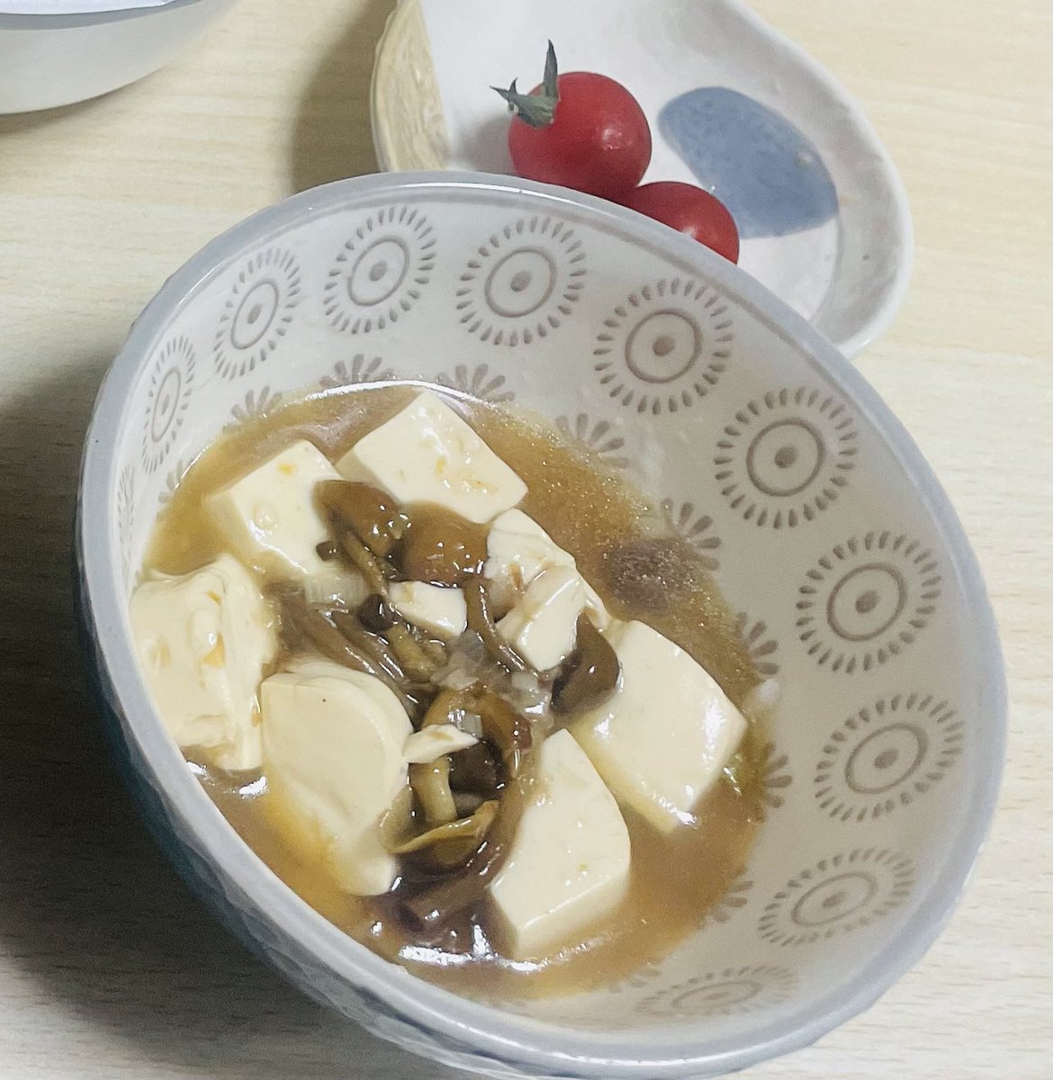 k30854's tweet image. 朝食べたなめこと豆腐の黒酢あんかけです😋単純料理ですけど上記に出汁を入れて煮込むだけだので簡単です🤙とても優しくて美味しい✨なめこは敬遠する方もいますがビタミン、食物繊維、カリウムも豊富で安価な健康食品なので塩分が多い食事をする方にはオススメね🤙

#おうちごはん
#なめこ
#健康食品