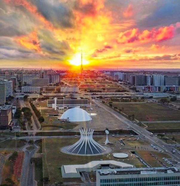 Feliz aniversário, Brasília!🌞✨💖
Parabéns pelos seus 65 anos!🏫🌳💫

Cidade das oportunidades e das linhas de concreto curvos.🌇

A cidade foi inaugurada em 21 de abril de 1960, após um projeto urbanístico de Lúcio Costa e arquitetura de Oscar Niemeyer.📐 

Grattis, Brasília!🥳