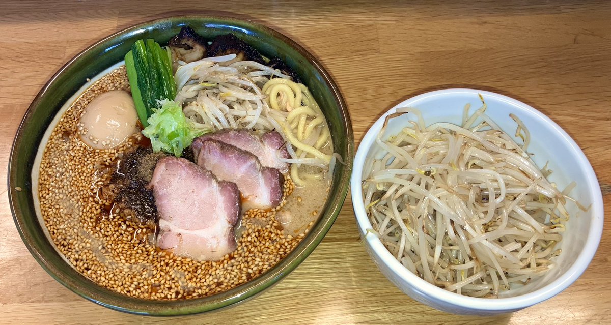 4月21日(月)は荻窪/四面道交差点「味噌っ子ふっく」

先週木曜日に続き、担々麺をチャーシューをダブルと もやし増しトッピングしちゃいました

少し前に切り替えられた「黒豆もやし」が美味しい！

こちらの吊るし焼きチャーシューはファンが多く、ダブルどころかトリプルも珍しくないとか