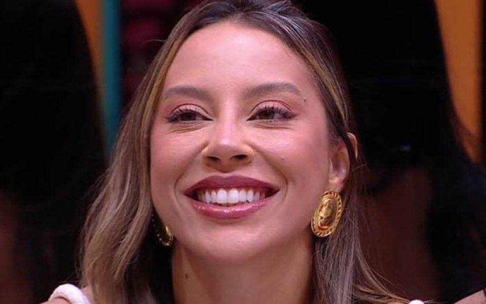 tuitamateusr's tweet photo. NINGUÉM merece essa edição mais do que a renata, protagonizou a maior dinâmica da temporada e se REINVENTOU vendo todo seu grupo cair.

CAMPEÃ!!!!!! #RenataCampeã https://t.co/7OIMM8NSPY
