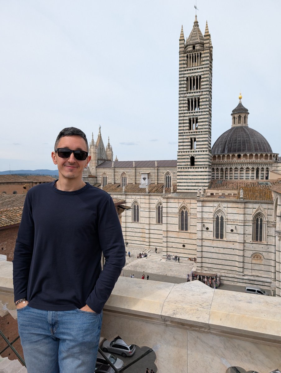 A volte mi guardo allo specchio e vedo una persona insicura del suo aspetto che non si apprezza, che vede solo difetti. Che non si piace. Poi però se penso da dove sono partito,dei progressi fatti, mi dico "continua così,hai fatto passi da gigante"