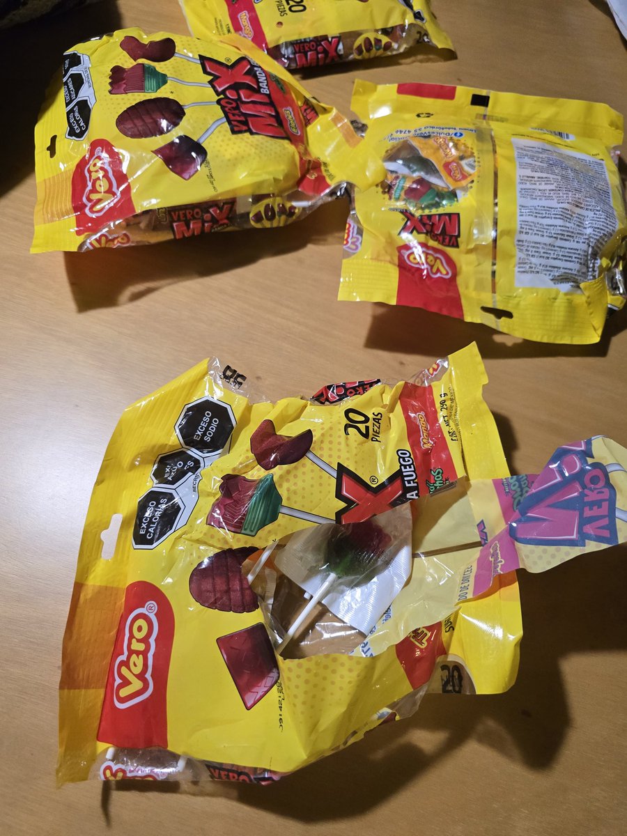 ValeriaDeCosmos's tweet photo. No hay derecho a lo lichigos que son en @avianca... Es que no se puede llegar ni con los encargos de dulces completos al lugar de destino. Que miserables. https://t.co/apHpp7gDw9