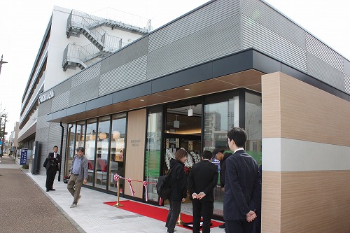 niigatashinkin's tweet photo. 関屋支店は、快適で使いやすい店舗を目指して新築移転オープンしました。
4月21日、新関屋支店は、ZEB Ready認証仕様のSDGsに配慮した環境にやさしい建物です。
お客様に明るい店内と質の高いサービスを提供できる店舗となっています。
新店舗住所:新潟市中央区有明大橋町3-26
#新店舗
#ZEBReady https://t.co/tivGi7m4m6