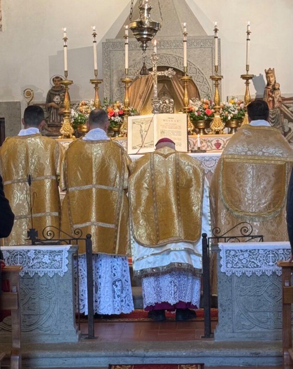 Awesome photos of Archbishop Carlo Maria Vigano offer the Paschal Mass according to Tradition. For more photos, you can check out Exsurge Domine’s website.

exsurgedomine.it/250420-pascha-…