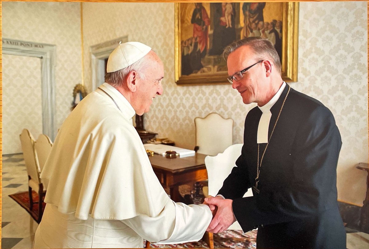 Roomalaiskatolisen kirkon johtaja, paavi Franciscus on kuollut. Loistakoon hänelle ikuinen valo! Hän tuli tunnetuksi köyhien auttajana ja heikompiosaisten puolustajana. Lämmin osanotto kaikille, jotka surevat ja kaipaavat rakastettua paavia.