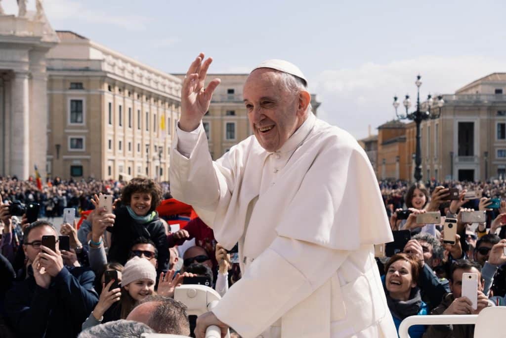 Homme de foi et d’espérance, sincère et passionné, le Pape François n’a cessé de porter la voix des plus faibles et de dénoncer la guerre et les excès du monde.

Ses 12 ans de pontificat auront profondément marqué l’Église catholique.

À tous nos compatriotes catholiques, à