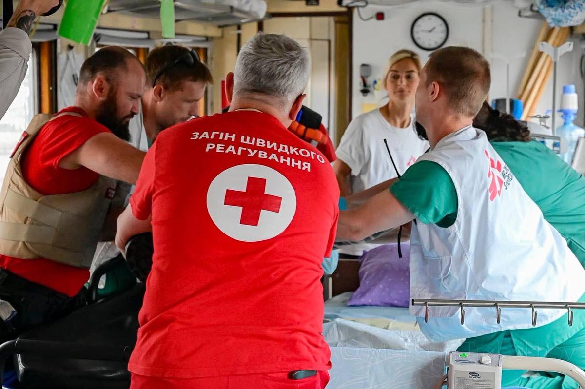 RedCrossUkraine's tweet photo. ❕ 3 years ago, the #SkhidMission began in #Donetsk &amp; #Luhansk. Since 2022, over 100 URCS #EmergencyResponse volunteers have risked their lives to evacuate civilians, provide first aid, and deliver vital aid near the frontlines.
💪 We stand by those in need. #Ukraine #EastMission https://t.co/DLyOjECSj8