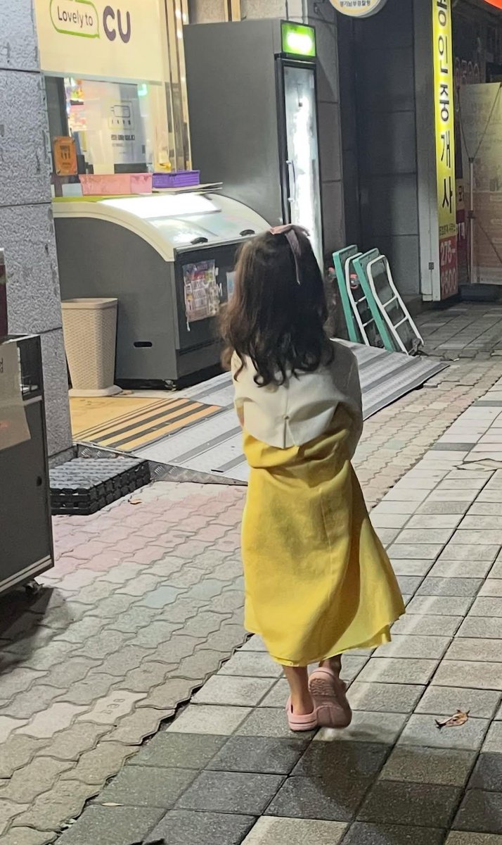 teslapuppy's tweet photo. 딸 키우시는 친구들 이거 맞나요???
제가 3번까지 인증샷 올려볼게요

친구들이 4번에 이어 릴레이 시작해봐요🤣🤣👍

1. 줄넘기가 뭔지도 모르면서 해달라는 애기
2. 편의점 가는데 한복입고 가야한다고 고집부려서 멀찍이 떨어져서 걸어간 아빠
3. 여름에 털부츠 신은 친구.
4.... https://t.co/OYA4cyJjnS