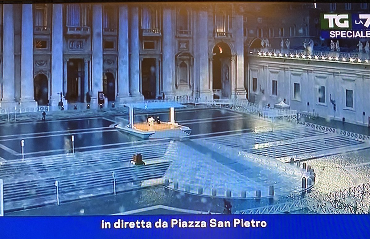 Quella Pasqua sotto la pioggia, in una piazza deserta. La potenza del messaggio che fu inviato da #PapaFrancesco arrivò anche ai non credenti come me.