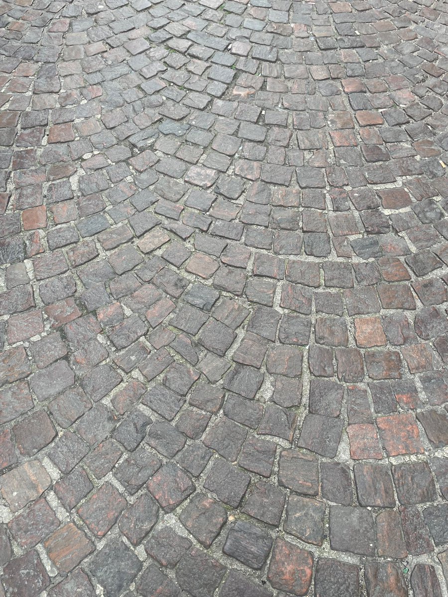 XopheRobin's tweet image. Question sur les #pavés de #Paris. Pourquoi l’abandon de ce pavage, en vogue il y a 30 ans ? Parc Georges Brassens (1). Cela avait un autre style que rue Mouffetard en cours (2) et sûrement plus facile à poser que le traditionnel pavage (3)? Coût ? Bruit ? Baisse de compétences ?