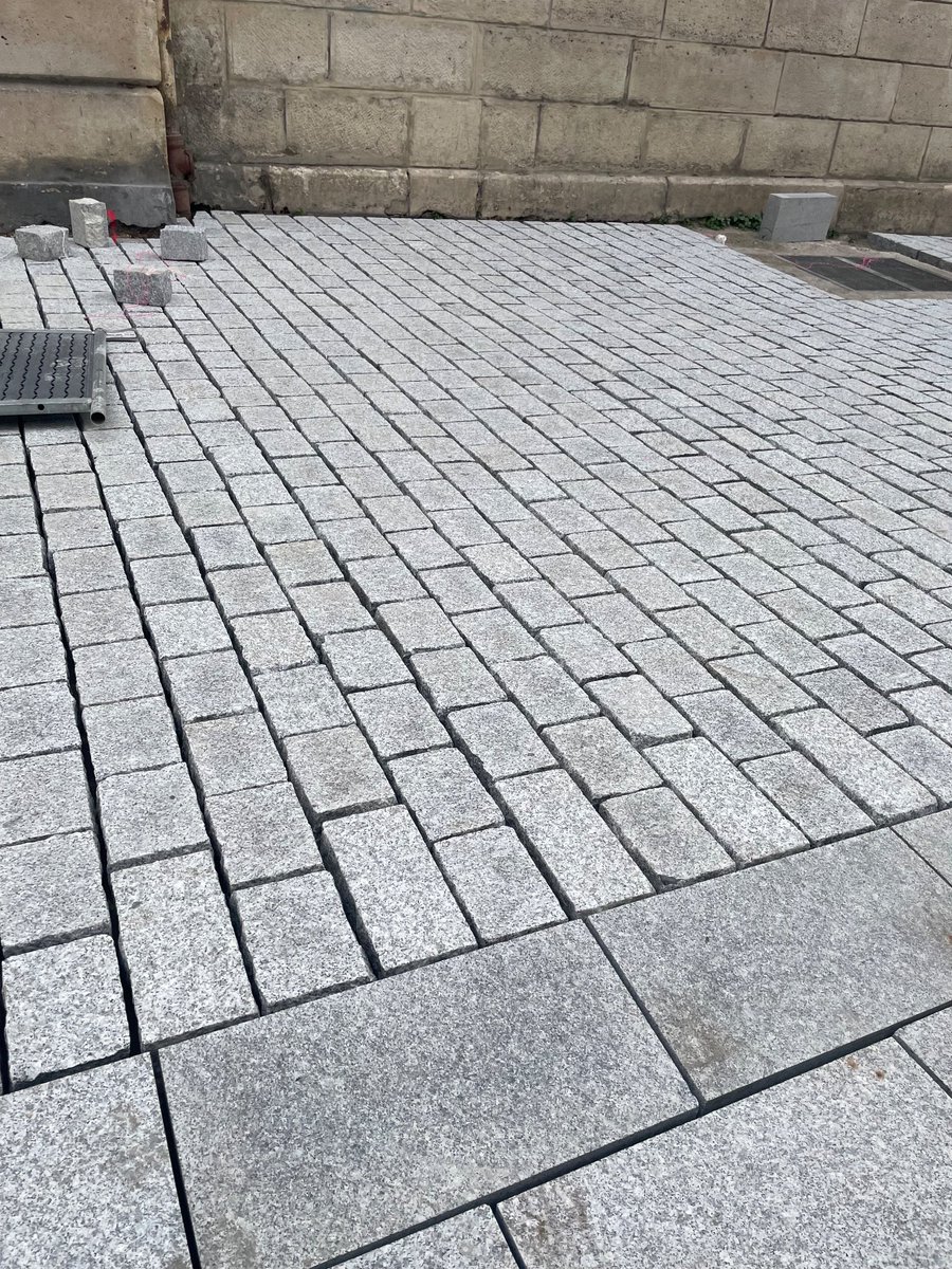 XopheRobin's tweet image. Question sur les #pavés de #Paris. Pourquoi l’abandon de ce pavage, en vogue il y a 30 ans ? Parc Georges Brassens (1). Cela avait un autre style que rue Mouffetard en cours (2) et sûrement plus facile à poser que le traditionnel pavage (3)? Coût ? Bruit ? Baisse de compétences ?