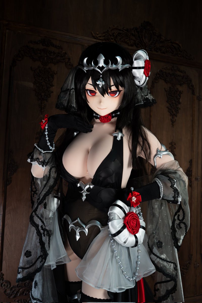 Raimu_miracle's tweet image. 「眷属よ、お主は夜が好きか？
もし一日の終わりをさみしく思うことがあれば、わらわが一緒にいてやらんこともないそ」
「眷屬啊,你喜歡夜晚嗎? 若你對於一天的結束感到寂寞, 妾身也不是不能陪你喔。」
 
很喜歡的伊莉亞祭服造型，應該算是華麗的禮服吧！

感謝@kelliecosplayer的拍攝

#kigurumi