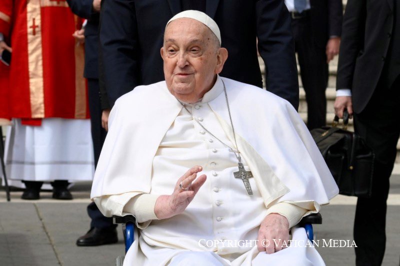 romereportsesp's tweet image. 🚨 El cardenal Farrell anuncia con profundo dolor la muerte del Papa Francisco. “A las 7:35 de esta mañana, el Obispo de Roma ha vuelto a la casa del Padre. Su vida fue un don al Evangelio, a los pobres y a la Iglesia. Encomendamos su alma al amor misericordioso de Dios”