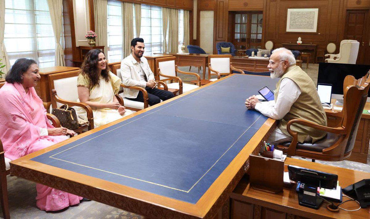 RandeepHooda's tweet photo. It was a great honour and a privilege to meet the Honourable Prime Minister of India, Shri @narendramodi ji. His insight, wisdom, and thoughts on the future of our great country are always so inspiring. His pat on the back is a great encouragement to keep doing good work in our respective fields and contributing to the growth of our nation. 🙏

We spoke about the global rise of Indian cinema, the power of authentic storytelling, and the government’s visionary new OTT platform—WAVES—set to amplify Indian voices on the world stage. 

It was also a proud family moment to be joined by my mother, Asha Hooda and sister, Dr. Anjali Hooda, who also exchanged thoughts with the PM on his initiatives of anti obesity drive and holistic wellness.