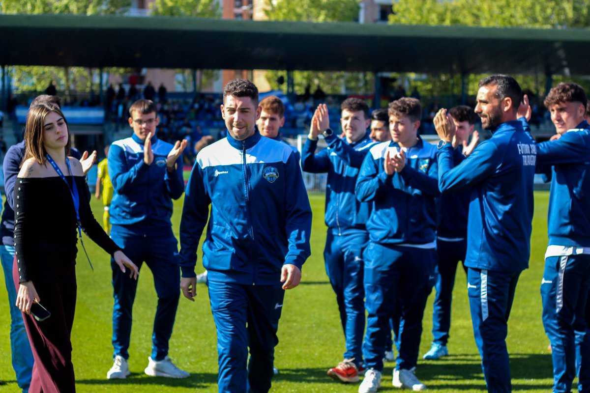FundacionCFT's tweet photo. Saque de honor del Fútbol Sala Talavera ⚽️💙

Ayer, minutos antes del encuentro VS Navalcarnero, tuvo lugar un homenaje para nuestros vecinos del @FS_Talavera por su reciente ascenso.

Desde el CF Talavera, queremos darles nuestra más sincera enhorabuena por su gran trabajo💙 https://t.co/h35JqAlhvI