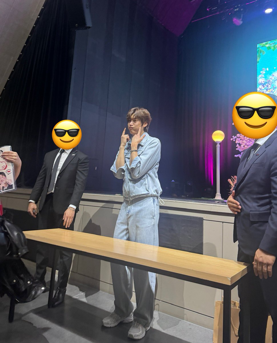 1maeong's tweet photo. 경호쌤들 사이에서 초절정 애교 https://t.co/waCc2jtQpm