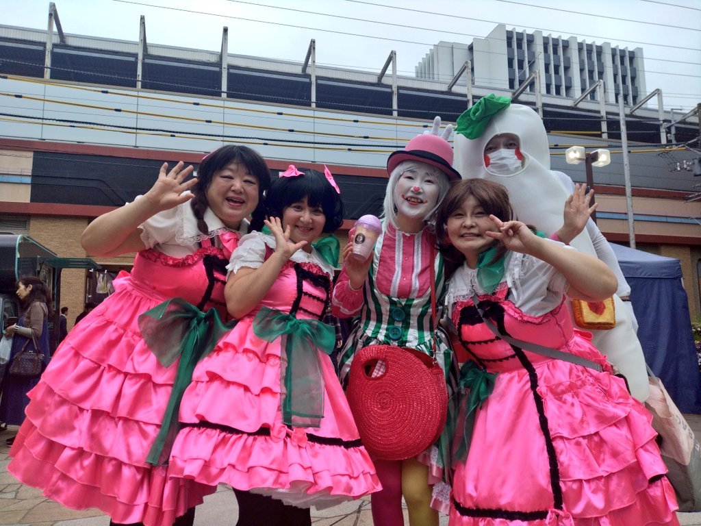 FhL81bfUUAAFS1R.jpg