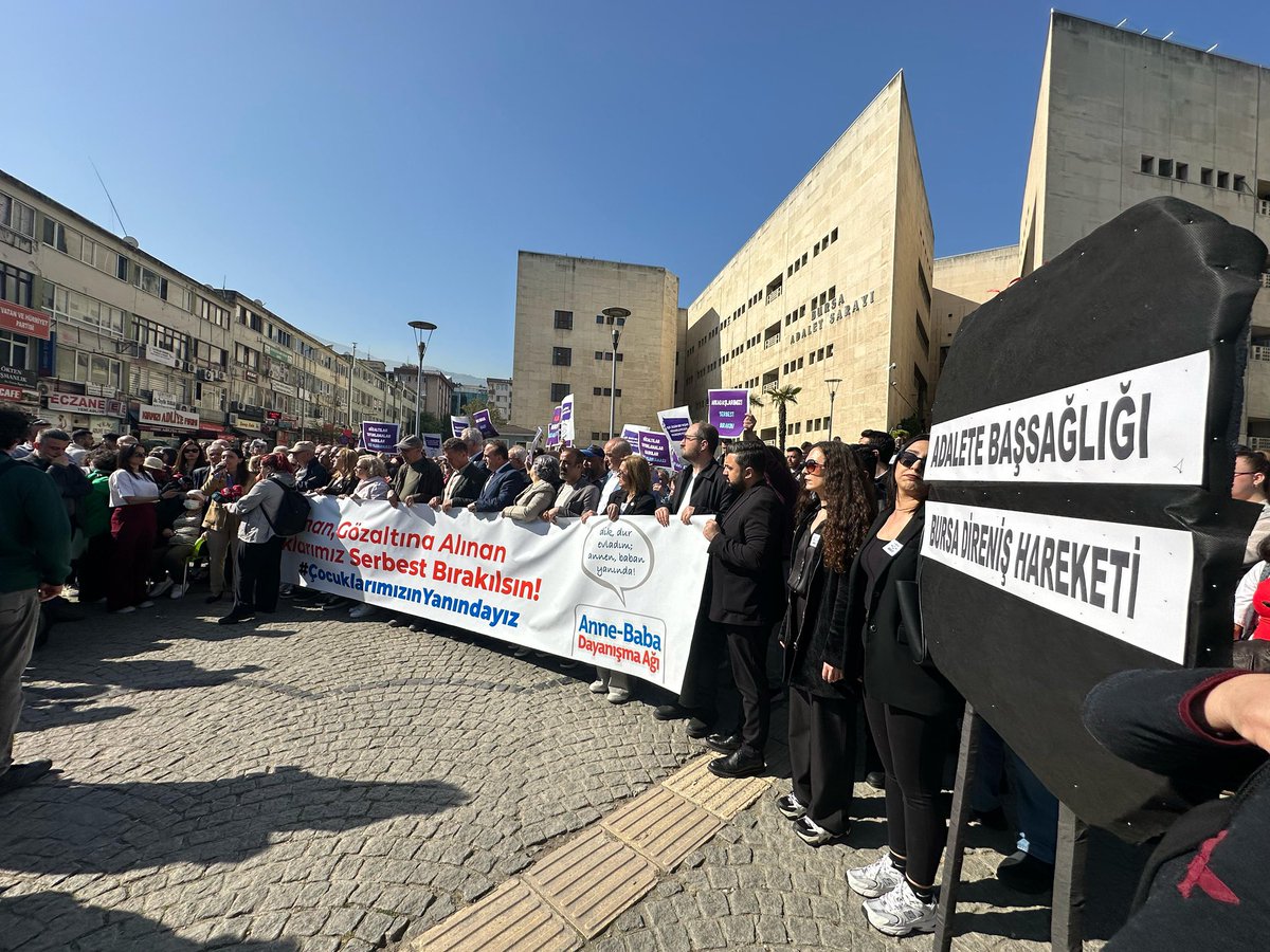 Adliyeye geldik.
Bir dava günü değil;
adaletin çoktan gömüldüğü, sessiz bir yas günü.
Arkadaşlarımız için buradayız.
Direnmeye devam edeceğiz, arkadaşlarımızı almadan gitmiyoruz!