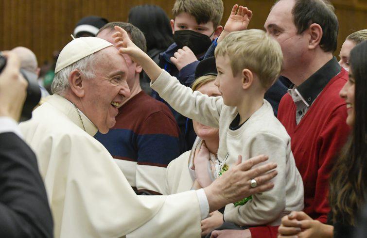 MarioPolese's tweet photo. Con profonda tristezza salutiamo #PapaFrancesco . Un pastore d’#umiltà straordinaria, vicino agli #ultimi, capace di toccare i #cuori con gesti semplici e parole vere. Che possa continuare a guidarci da lassù. Riposa in pace, #SantoPadre. https://t.co/AfGc7FeEBM