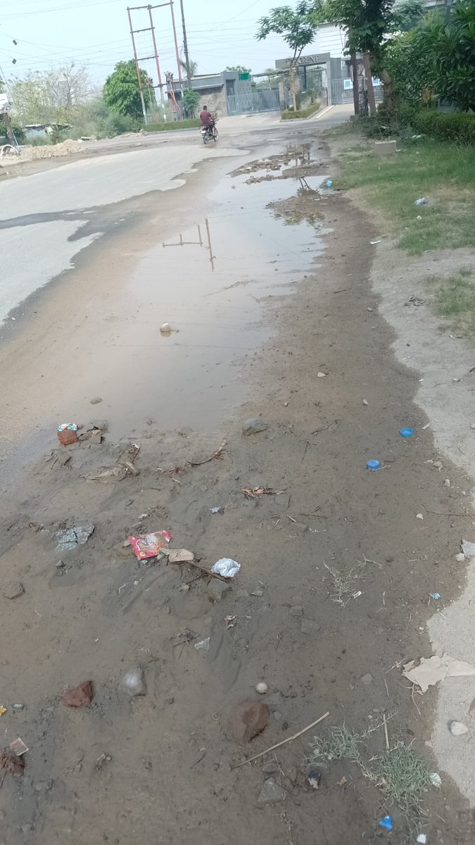 sector136noida's tweet photo. Road was repaired 2days back again the same problem.
Request for a good and long lasting work

@CeoNoida @noida_authority https://t.co/4sx2qmSEon