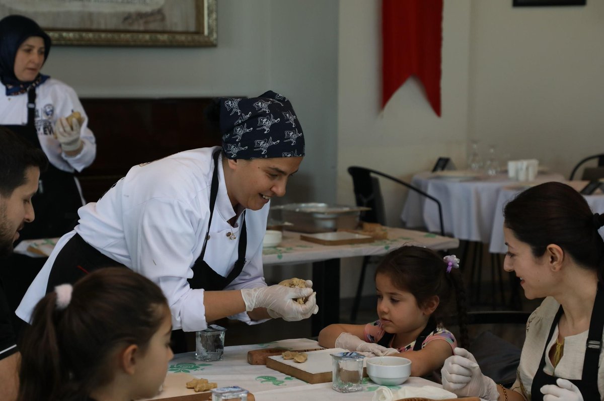 2025 #AileYılı çalışmaları çerçevesinde, ailelerle birlikte geleneksel değerlerimizi yaşatmak ve aile içi etkileşimi artırmak amacıyla “Kömbe Atölyesi” etkinliği gerçekleştirildi.
<a href="/gastronomihatay/">HatayGastronomiEvi</a>

Haberin devamı için👇
aile.gov.tr/hatay/haberler…