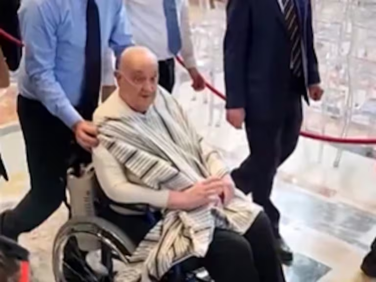 aksaKaLaksalraM's tweet image. Parece que mantuvieron al Muñeco Vivo en Silla de Ruedas para que hiciera "Caja en Semana Santa".
El Papa Más comunista y el que más ha arruinado a la iglesia en la historia se va
#VayaConDios
#VayaConDios
#VayaConDios
Pero  no vuelva
