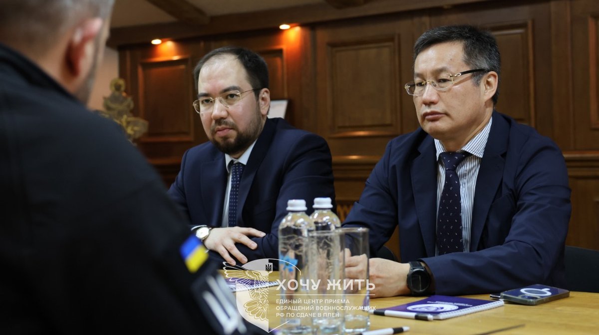 После нашумевшей публикации проектом “Хочу жить” списка граждан Казахстана, воюющих на стороне РФ консул РК в Украине Бауржан Бегалимов инициировал встречу с представителями Координационного штаба по вопросам обращения с военнопленными⤵️