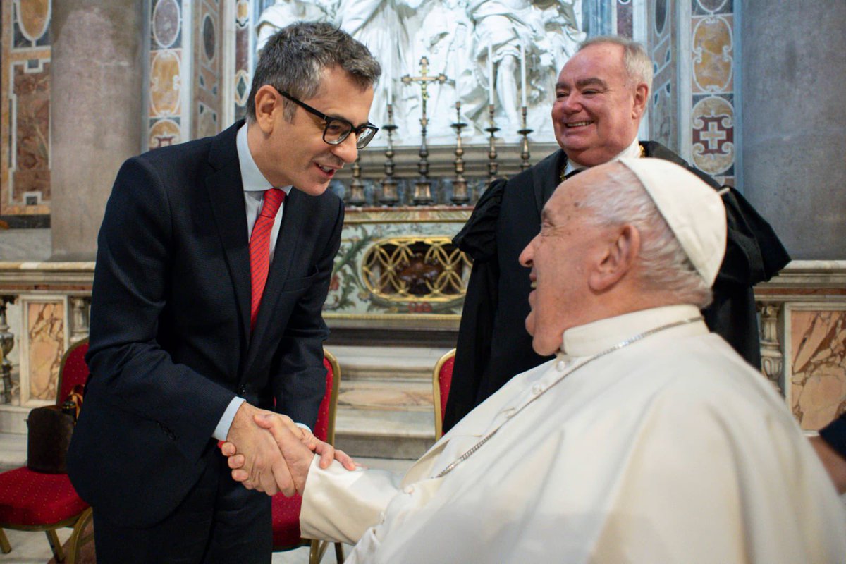 Lamento la muerte del Papa Francisco. Su defensa de los débiles y su impulso renovador dejan un gran legado en la Iglesia y en el mundo.

Tuve el honor de conocer su cercanía, su simpatía, sus valores y su cariño por España.

Francisco fue un hombre bueno y un gran Papa. DEP.